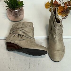 Comfortview Beige Ankle Booties